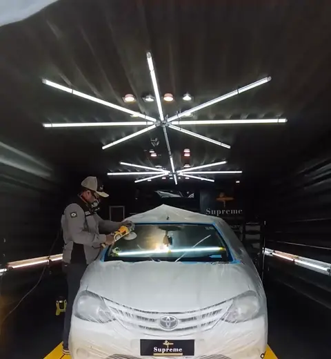 Para-brisa sendo trabalhado na oficina da Supreme, sob a luz de inspeção