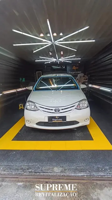 Carro na oficina da Supreme, sob a luz de inspeção, antes do serviço